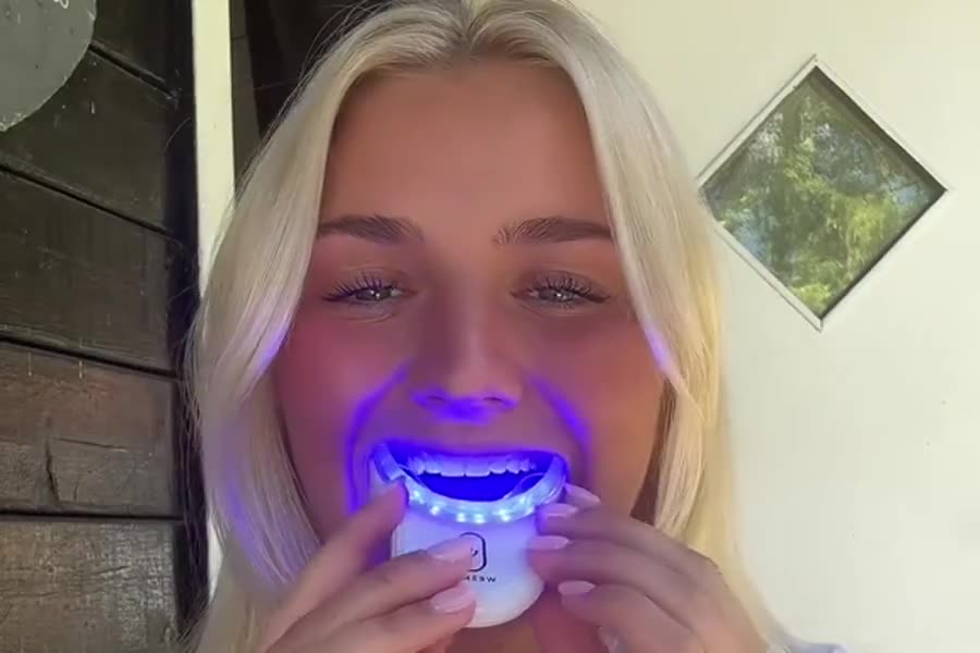 Wilma Tillander, innholdsskaper, med lyset på