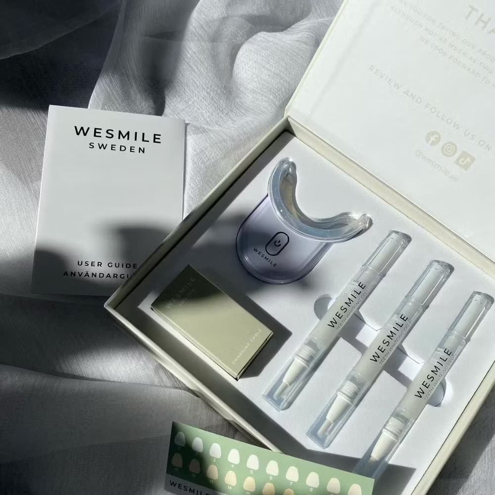 WeSmile tannblekingssett, åpnet: LED-skinne, tre gelpenner og fargeskalaen
