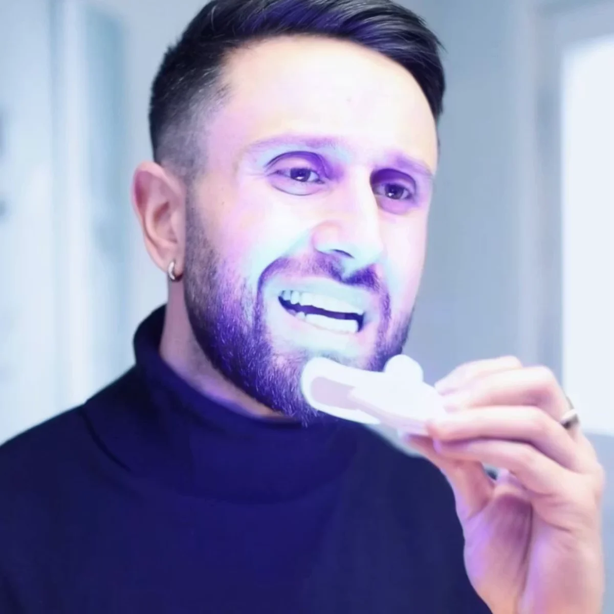 En mann som bruker LED-skinnen
