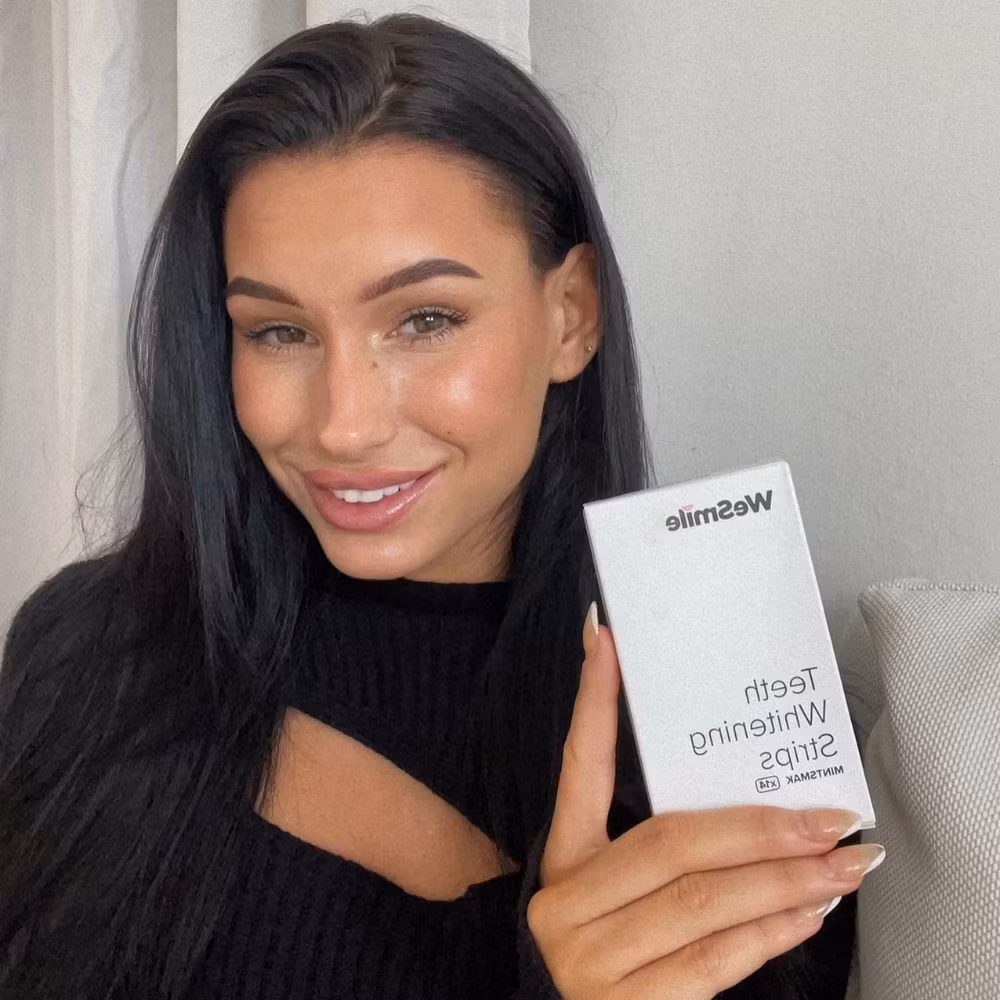 En kvinne holder esken med strips